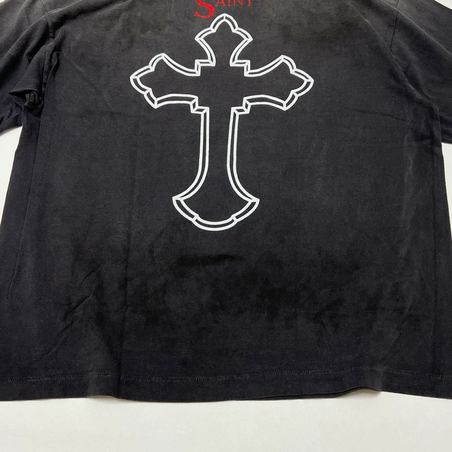 SAINT Mxxxxxx × 2PAC 2PC_SS TEE/2PAC/BLK 2PAC co-branded model 2PAC character TEE washed black S-XL A blockbuster co-branded project by the legendary hip-hop artist 2PAC The printing part refers to the iconic graphics on the cover of 2PAC's albums "R U Still Down" and "Shakur" The entire garment is rewashed and distressed/holes processed Printing cracked effect The ceiling of New Vintage 2PAC powder is a must-have